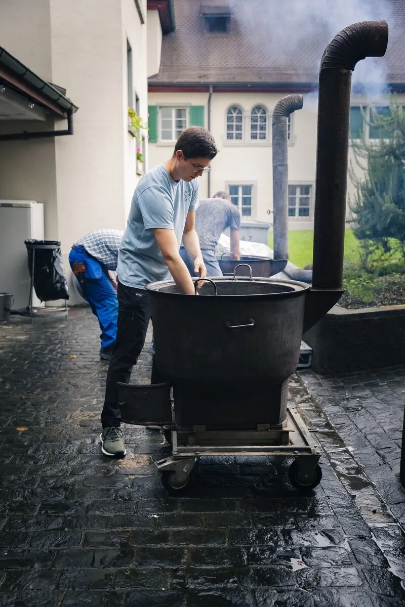Multitalänt en train de cuisiner
